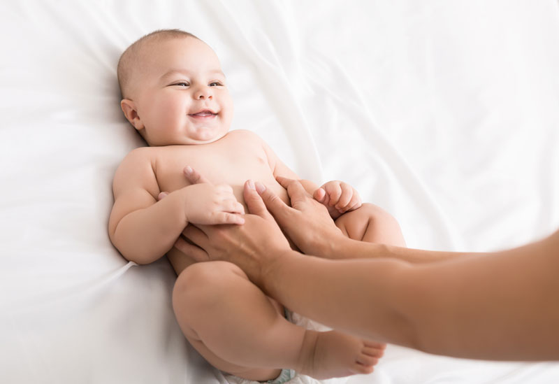 Cólicos en bebés: masajes para aliviar por