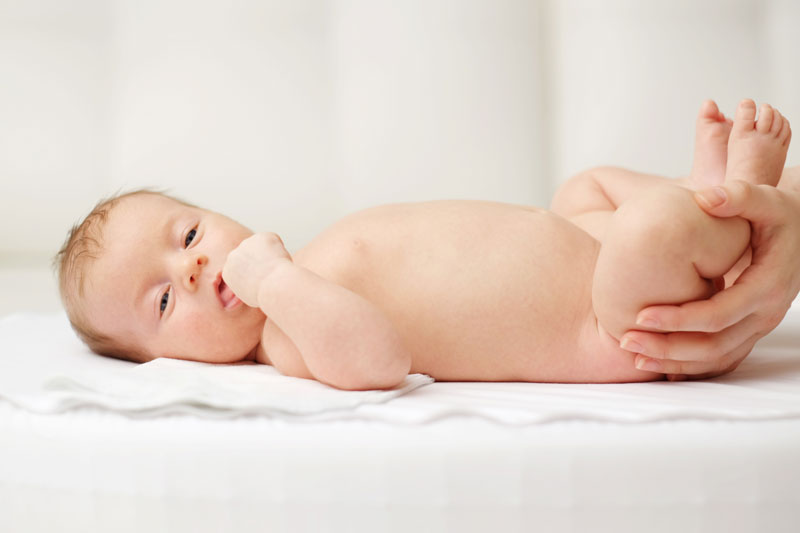 Cólicos en bebés: masajes para aliviar por